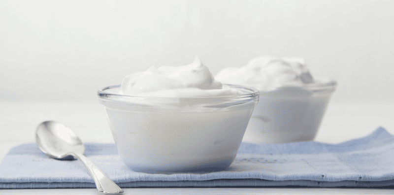  Axit lactic trong sữa chua đóng vai trò như một loại AHA tự nhiên, hỗ trợ loại bỏ tế bào chết nhẹ nhàng