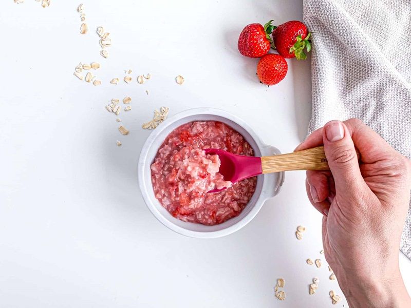 Bột yến mạch khi kết hợp với dâu tây sẽ tạo thành hỗn hợp vừa tẩy tế bào chết nhẹ nhàng, vừa hút đi lượng dầu thừa tích tụ 