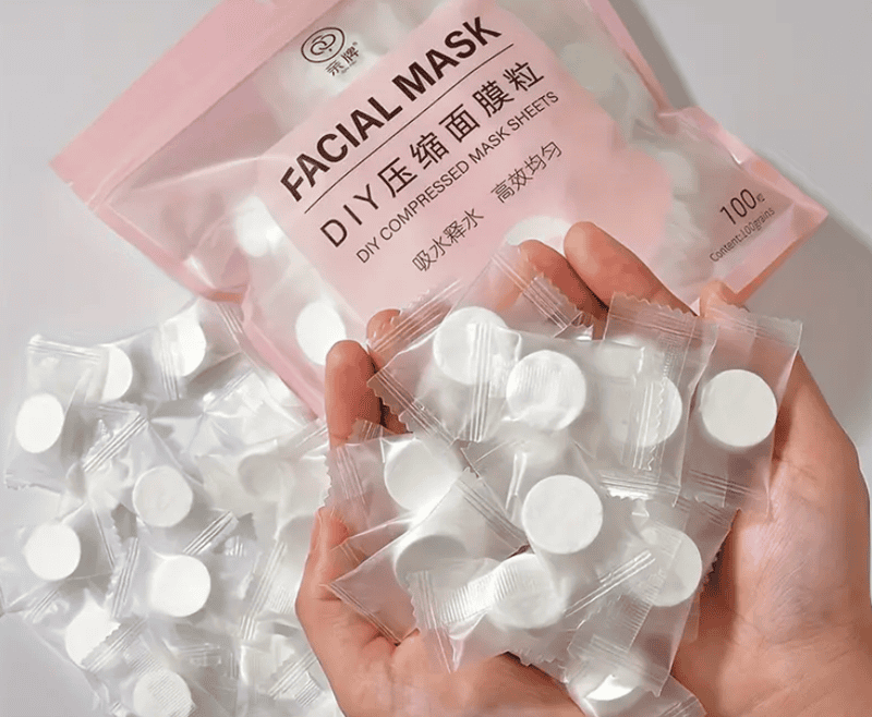 Mặt nạ giấy khô là loại mặt nạ dưỡng da được thiết kế dưới dạng miếng giấy nén, không tẩm sẵn dung dịch dưỡng như mặt nạ giấy ướt