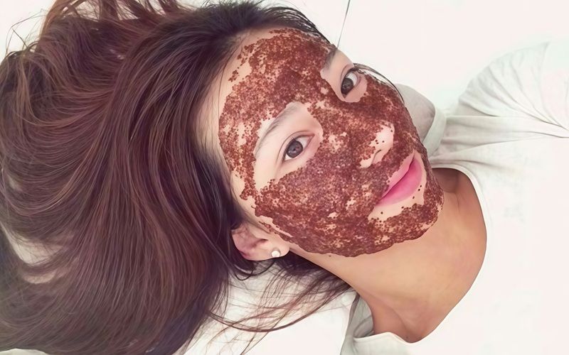 Tiến hành đắp đều lớp mặt nạ gel hạt ngũ hoa lên toàn bộ khuôn mặt