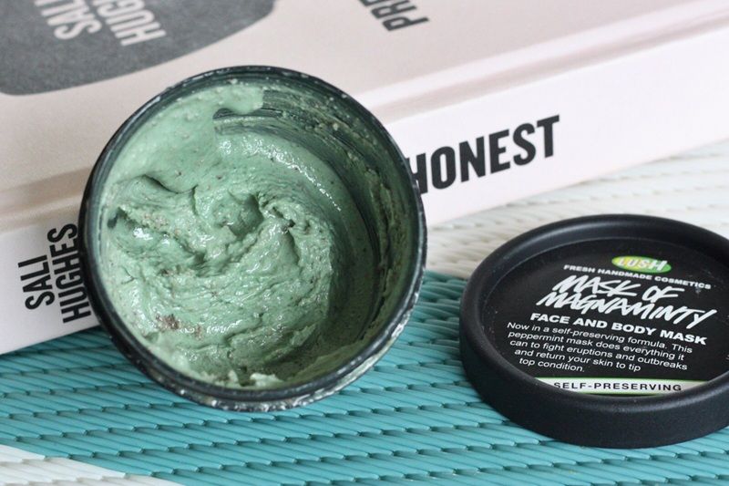 Lush Mask of Magnaminty là dòng mặt nạ tươi đặc trưng của Lush, kết hợp đất sét, hạt tẩy tế bào chết và tinh dầu bạc hà