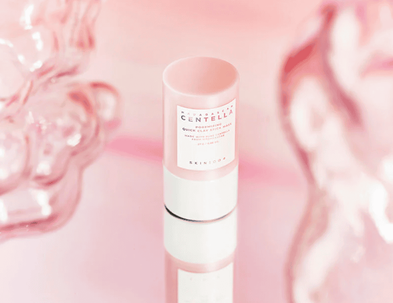 Với thiết kế dạng thỏi hiện đại, SKIN1004 Madagascar Centella Poremizing Quick Clay Stick Mask mang đến trải nghiệm mới mẻ cho bước làm sạch sâu