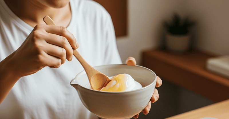 Thêm một thìa cà phê mật ong nguyên chất vào bát lòng trắng trứng