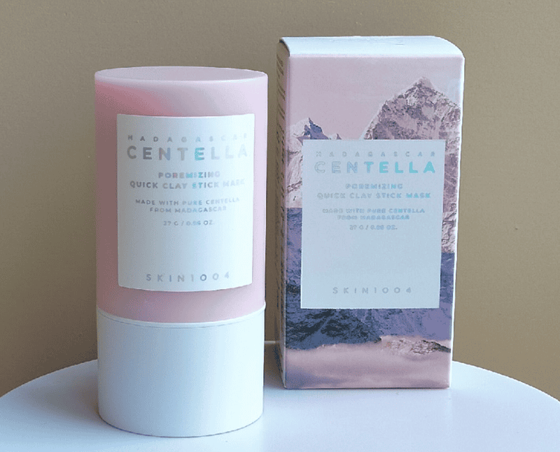 SKIN1004 đã đóng gói sức mạnh của đất sét và rau má vào một thiết kế dạng thỏi lăn thông minh là SKIN1004 Madagascar Centella Poremizing Quick Clay Stick Mask