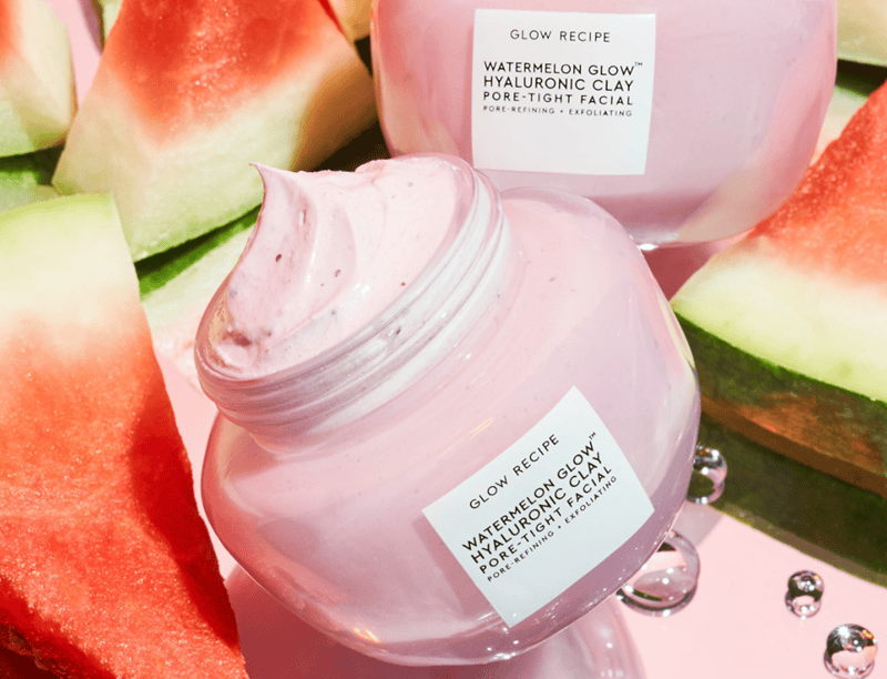 Watermelon Glow Hyaluronic Clay Pore-Tight Facial ra đời để chứng minh rằng việc làm sạch sâu lỗ chân lông hoàn toàn có thể đi đôi với một làn da căng mọng, ẩm mịn