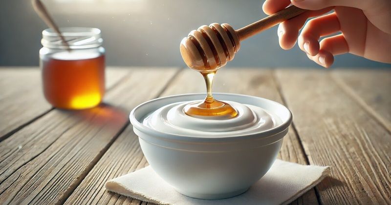 Thoa đều hỗn hợp lên mặt, bạn có thể thoa một lớp dày hơn một chút lên những vùng da đang có mụn viêm