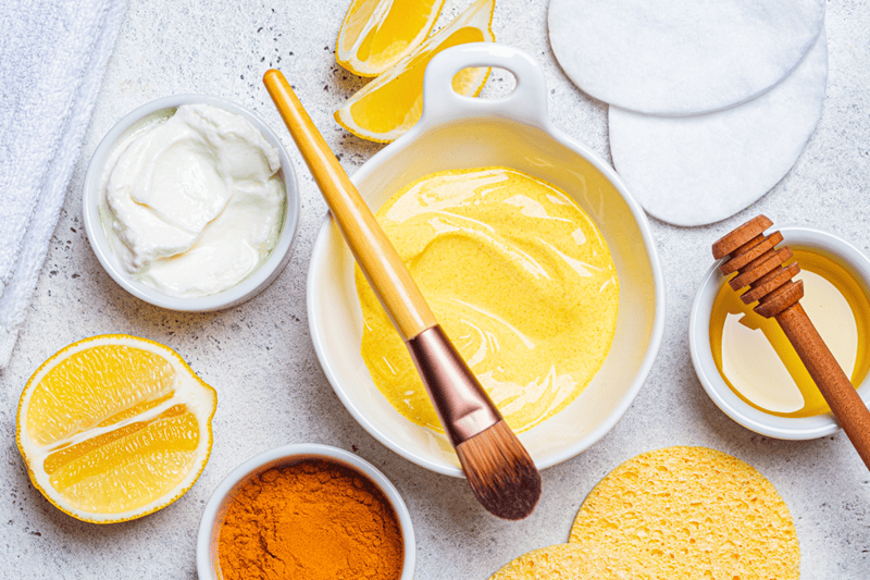 Sau khi làm sạch da, thoa đều mặt nạ lên mặt, tập trung vào những vùng da có nhiều vết thâm