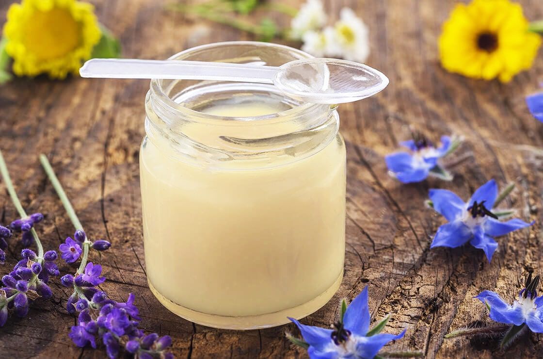 Mặt nạ sữa ong chúa nguyên chất là phương pháp trực tiếp, hiệu quả nhất để làn da hấp thụ trọn vẹn những tinh túy mà sữa ong chúa mang lại