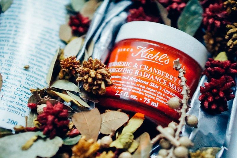 Kiehl's Turmeric & Cranberry Seed Energizing Radiance Masque là dạng mặt nạ rửa, thích hợp với những ai muốn kết hợp dưỡng sáng da và tẩy tế bào chết vật lý nhẹ nhàng