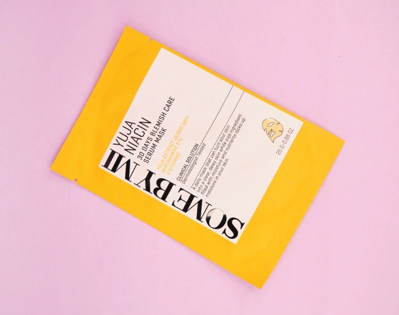 Some By Mi Yuja Niacin 30 Days Blemish Care Serum Mask nằm trong bộ sản phẩm Yuja Niacin nổi tiếng, được phát triển cho làn da có nhiều vết thâm sau mụn