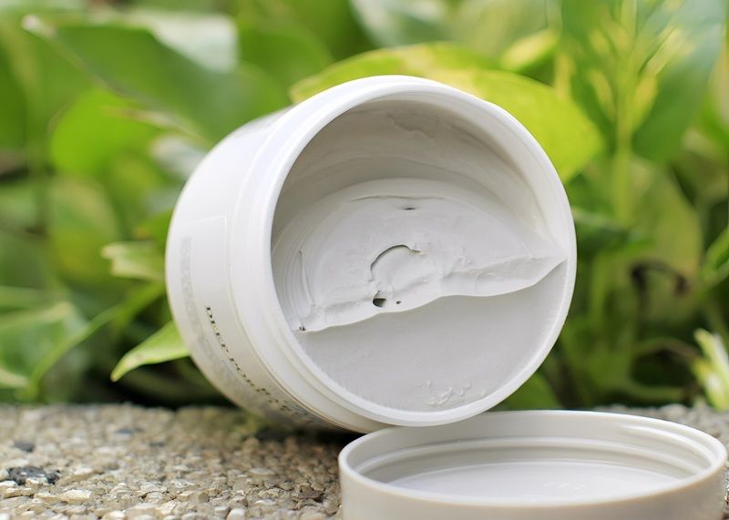 Mặt nạ Kiehl's Rare Earth tập trung vào nhiệm vụ thanh lọc da, để bề mặt da trông mịn màng và đồng đều hơn