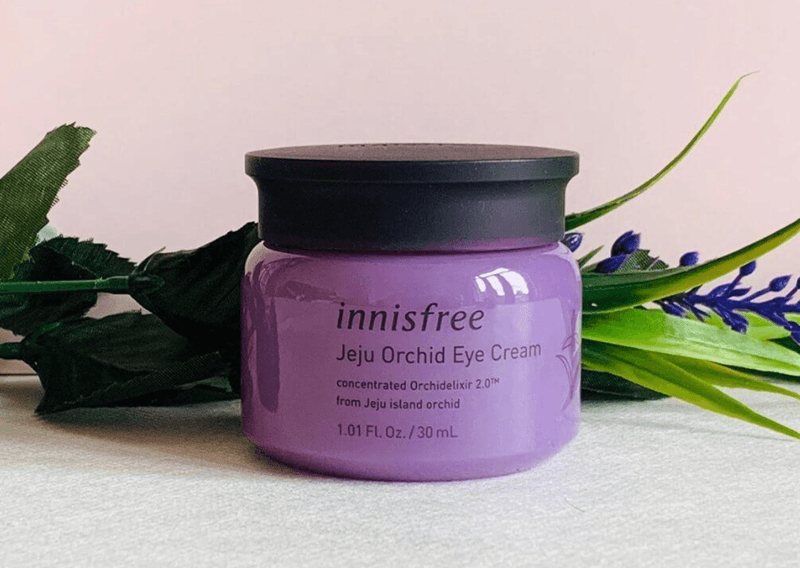 Dù là kem mắt, Innisfree Jeju Orchid Eye Cream từ dòng hoa lan tím nổi tiếng của Innisfree lại thường được các tín đồ làm đẹp sử dụng như một loại mặt nạ ngủ