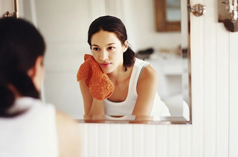 Dùng khăn sạch thấm khô mặt hoặc để da khô tự nhiên sau khi mát xa bằng dầu dừa