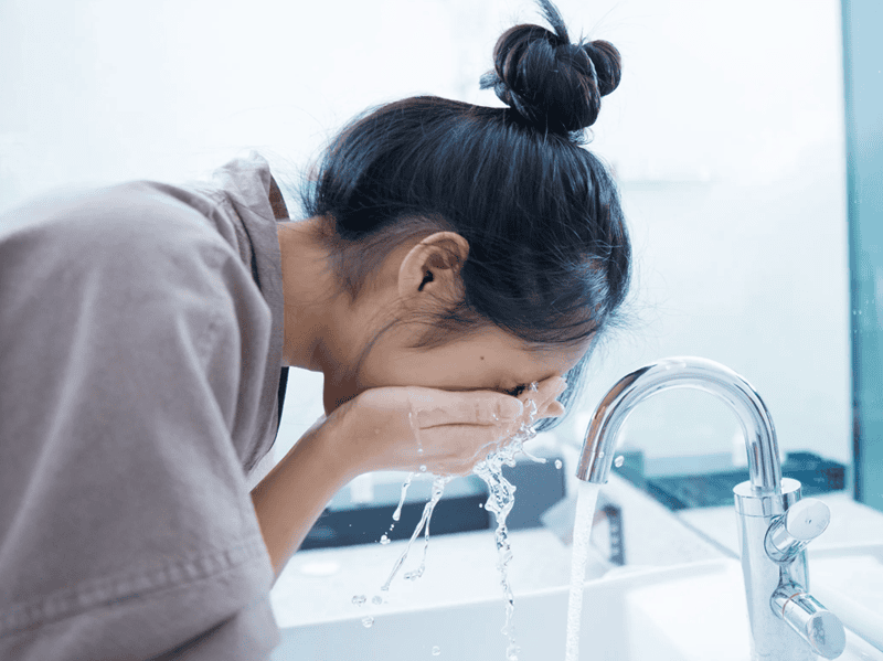 Nước ấm có khả năng làm giãn nở lỗ chân lông tạm thời để dễ dàng làm sạch sâu bụi bẩn