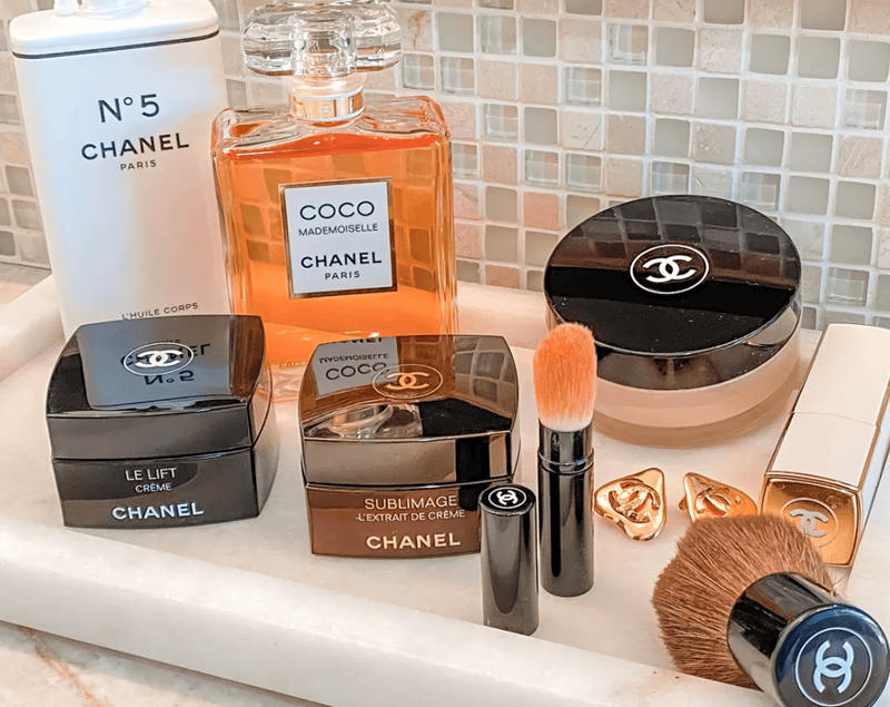 Trong lĩnh vực mỹ phẩm, Chanel luôn tiên phong trong việc kết hợp giữa nghiên cứu khoa học hiện đại và nghệ thuật làm đẹp để tạo nên các sản phẩm chất lượng cao