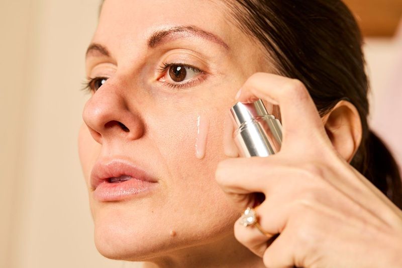 Serum là bước dưỡng da quan trọng, thường chứa nồng độ cao các hoạt chất đặc trị, được thiết kế để thẩm thấu sâu và giải quyết các vấn đề cụ thể của da