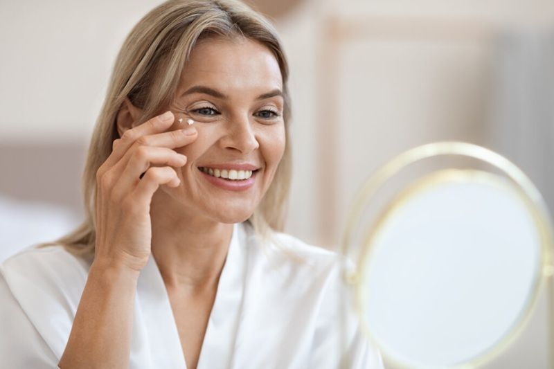 Với các thành phần như Hyaluronic Acid, Glycerin, Squalane, kem dưỡng cung cấp độ ẩm cần thiết, để da mềm mại, mịn màng