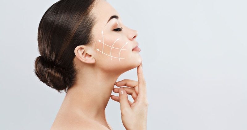 Mỹ phẩm thiên nhiên an toàn và lành tính hơn, nhưng hoạt chất tổng hợp thường có hiệu quả nhanh và ổn định hơn trong việc chống lão hóa