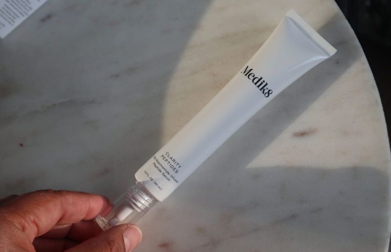Công thức chứa niacinamide cùng peptide của Serum Clarity Peptides 10% Niacinamide góp phần cải thiện độ sáng của da