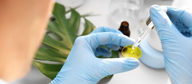 Ngoài việc quan sát bao bì, người tiêu dùng cũng cần chú ý trực tiếp đến chất lượng bên trong của sản phẩm để có thể nhận biết dấu hiệu bất thường