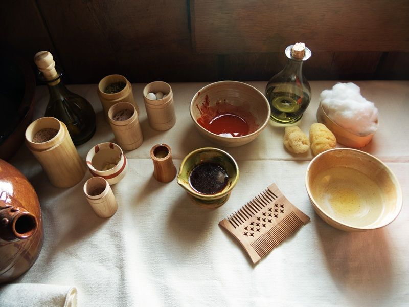 Vào thế kỷ 18 và 19, với sự phát triển của y học cùng hóa học, các công thức mỹ phẩm bắt đầu được cải tiến, mặc dù vẫn còn nhiều chất độc hại