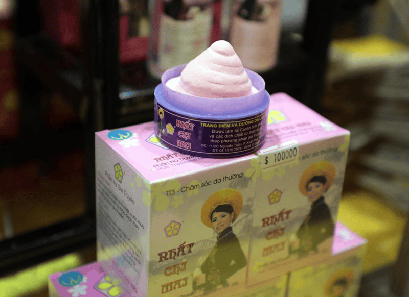 Được xem là sản phẩm truyền thống đặc trưng của Huế, phấn nụ cung đình được chế tạo qua nhiều công đoạn tỉ mỉ