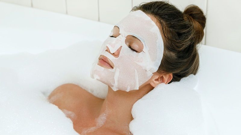 Bạn cũng không nên đắp mặt nạ ngay lập tức sau khi nặn mụn vì lúc này da còn rất nhạy cảm