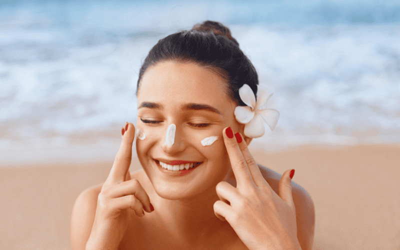 Theo các chuyên gia da liễu bạn nên bôi kem chống nắng từ 2-3 lần/ngày