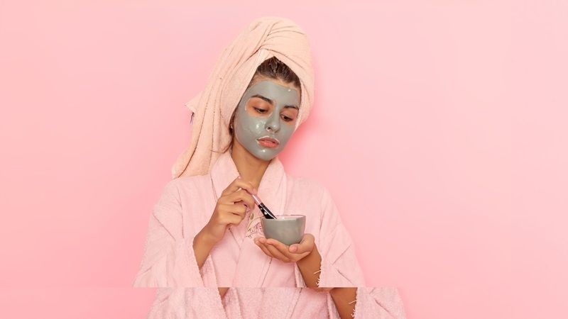 Việc sử dụng mặt nạ đất sét vào buổi tối sẽ làm sạch sâu các lỗ chân lông, loại bỏ những cặn bẩn này một cách triệt để