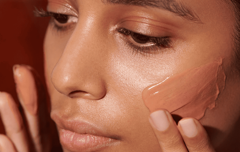 Bạn thoa một lớp mỏng mặt nạ đất sét đều lên da, tránh vùng mắt và môi