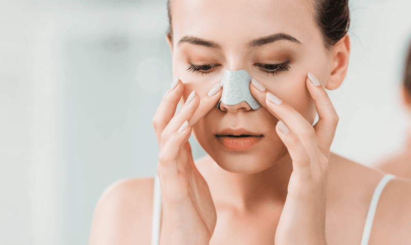 Khi tiến hành lột mụn, bạn hãy thao tác nhẹ nhàng, tránh để miếng dán quá lâu trên da vì có thể gây rát hoặc kích ứng