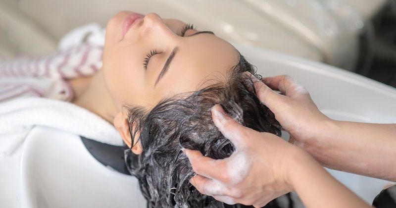 Làm sạch tóc là bước cơ bản nhưng có ảnh hưởng sâu sắc đến sức khỏe cùng vẻ đẹp của mái tóc