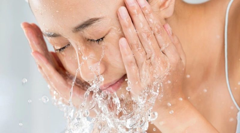 Rửa mặt là bước nền tảng quyết định làn da có sạch khỏe hay không