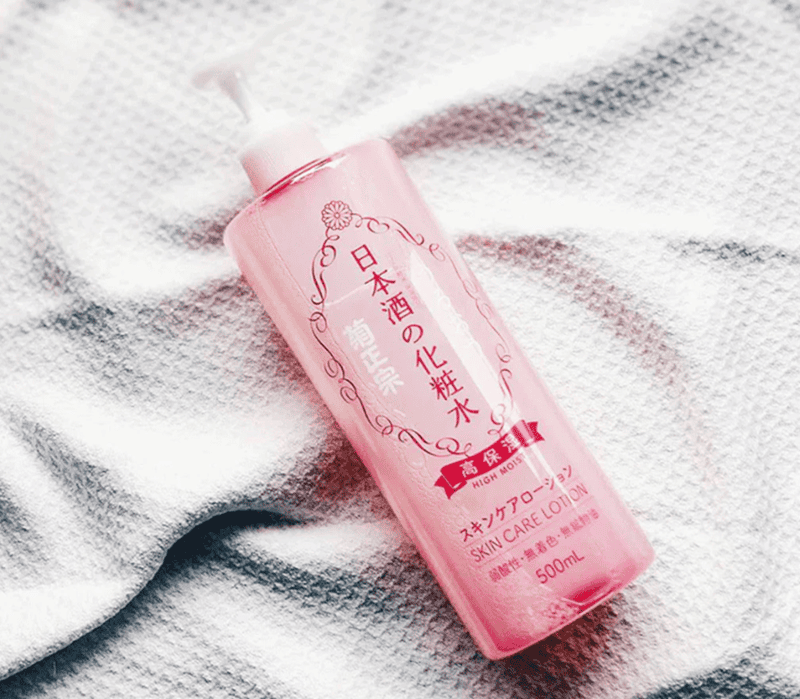 Dòng High Moist Lotion của Kiku-Masamune nổi bật nhờ dung tích lớn, kết cấu nhẹ dễ thấm cùng khả năng cấp ẩm cho cả mặt lẫn cơ thể