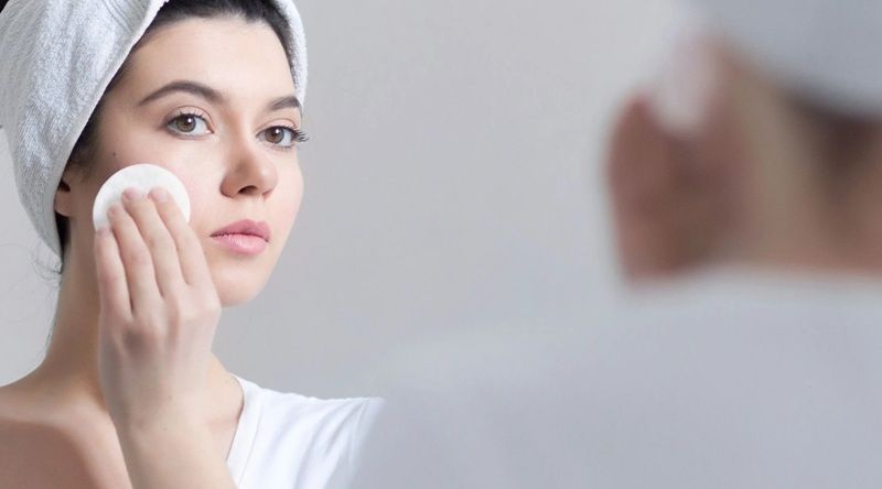 Khi lựa chọn nước hoa hồng cho da dầu mụn, bạn cần chú ý đến một số tiêu chí quan trọng