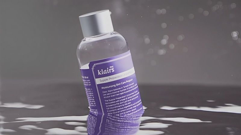 Klairs Supple Preparation Unscented Toner có kết cấu sánh nhẹ đặc trưng