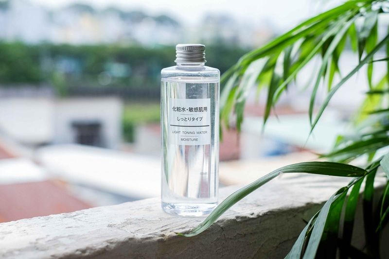 Dòng Muji Light Toning Water là nước hoa hồng chiết xuất thiên nhiên, không cồn, không hương liệu, phù hợp với da nhạy cảm và da khô