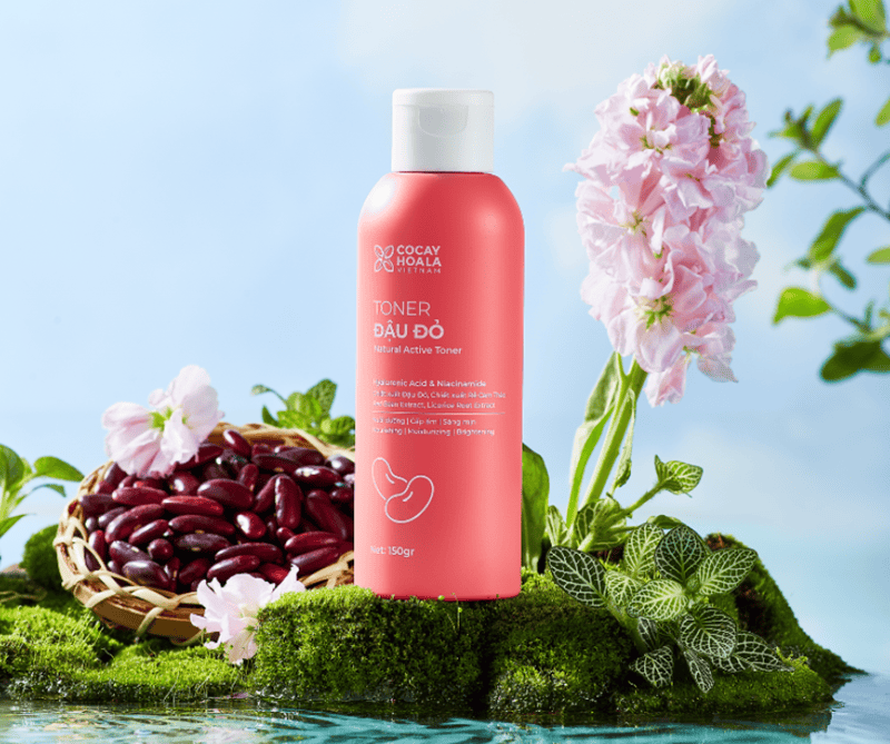 Toner đậu đỏ của Cỏ Cây Hoa Lá hướng đến việc cấp ẩm, xoa dịu cảm giác khô căng trên da