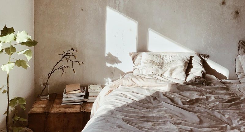 Bạn vẫn có thể bị ảnh hưởng bởi tia UVA ngay cả khi không bước chân ra khỏi nhà