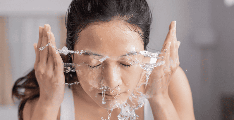 Khi da đã ổn định hơn (sau 1 – 2 ngày với peel nông, hoặc 3 ngày với peel sâu), bạn có thể rửa mặt bằng nước thường mát