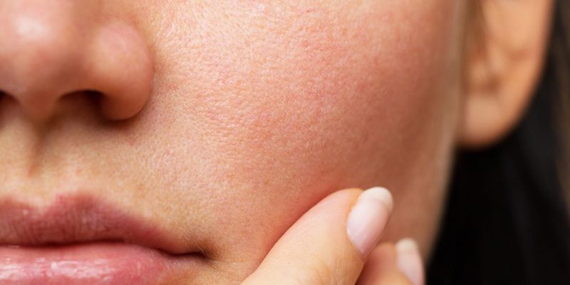 Quan sát tình trạng da sau khi trang điểm cũng là một cách hữu hiệu để bạn nhận biết da dầu hay da khô