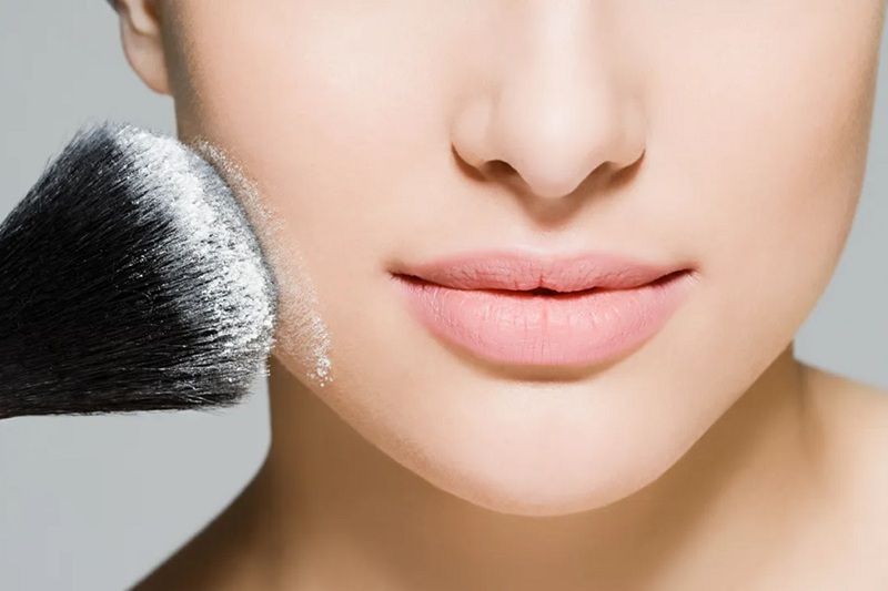 Dùng cọ lớn hoặc mút chuyên dụng, lấy lượng phấn vừa đủ và dặm nhẹ lên các vùng dễ đổ dầu