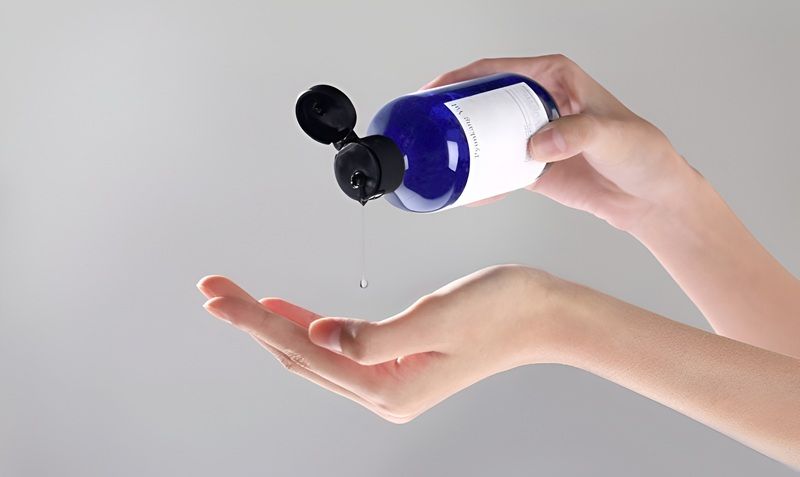 Về thiết kế và bao bì, Pyunkang Yul Essence Toner ghi điểm nhờ những chi tiết tinh tế thể hiện đúng tinh thần tối giản của thương hiệu