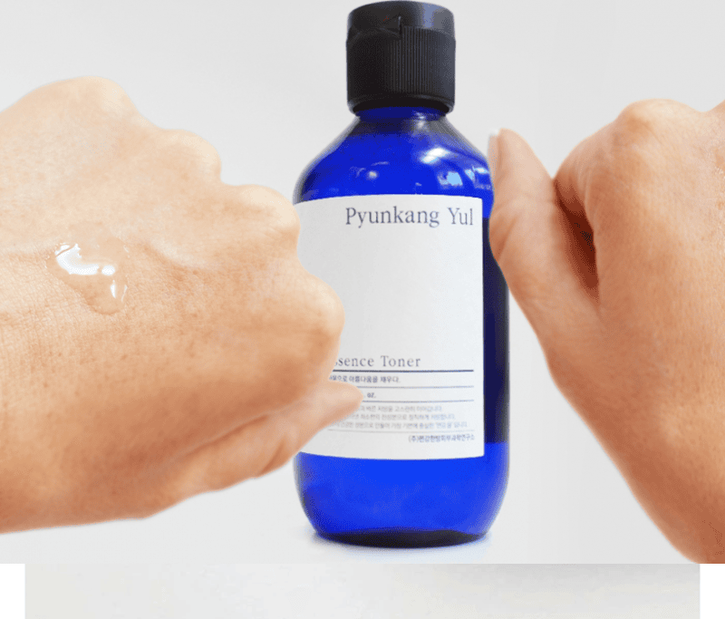 Khi thoa, chất toner mượt và mát, thấm dần vào da, để lại lớp ẩm nhẹ, mịn cũng như không hề bết dính