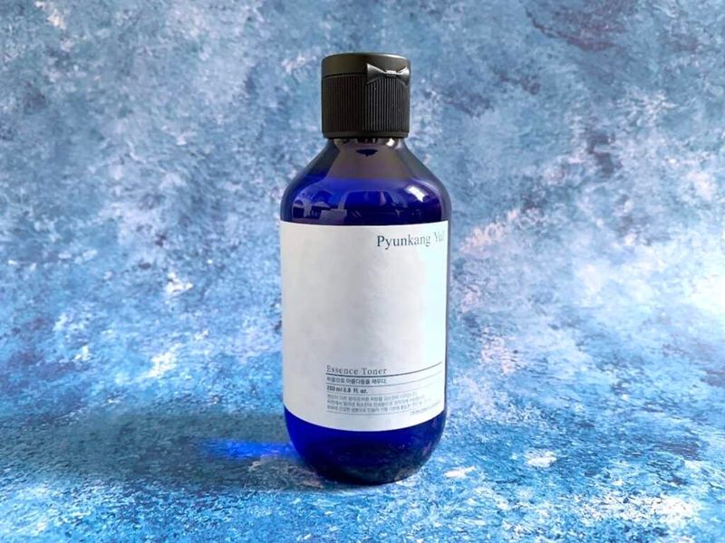 Vì sản phẩm có kết cấu dạng essence sánh đặc chứ không phải lỏng như nước, quá trình thẩm thấu vào da có thể mất một chút thời gian hơn