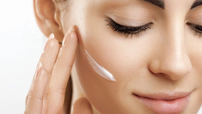 Nếu bạn có làn da khô, thường xuyên bong tróc, hãy ưu tiên dòng Rich Moist Soothing Cream