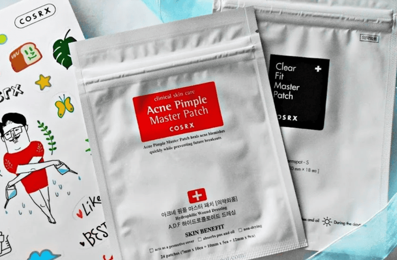 Cả miếng dán mụn COSRX đỏ và đen đều hoạt động trên nguyên lý chung là hỗ trợ quá trình lành mụn diễn ra nhanh chóng hơn