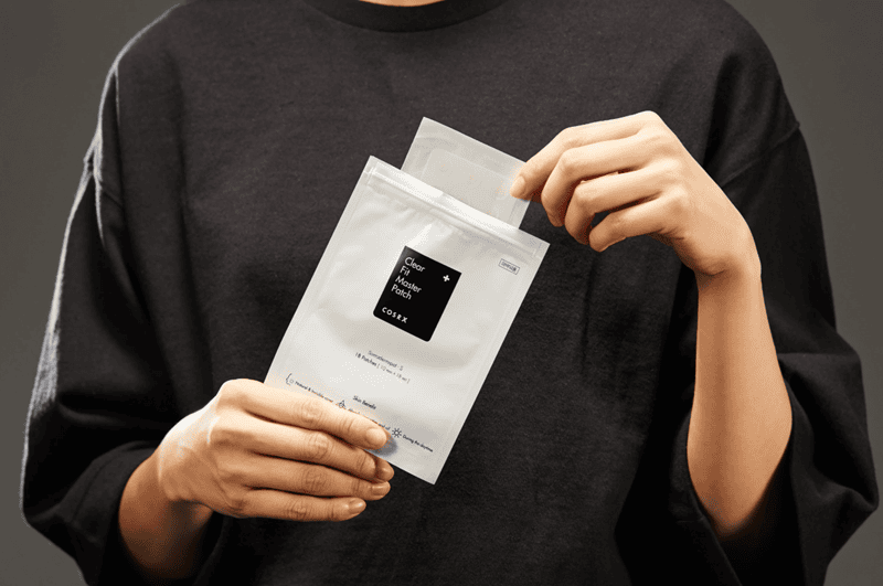 Với cơ chế hoạt động dịu nhẹ cùng khả năng tập trung vào nốt mụn cụ thể, cả hai phiên bản miếng dán mụn COSRX đều phù hợp với nhiều loại da khác nhau