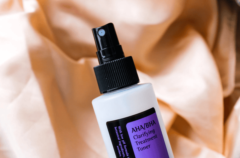 Xịt một lượng vừa đủ ra bông tẩy trang sạch rồi nhẹ nhàng lau đều khắp mặt, tránh vùng mắt và môi