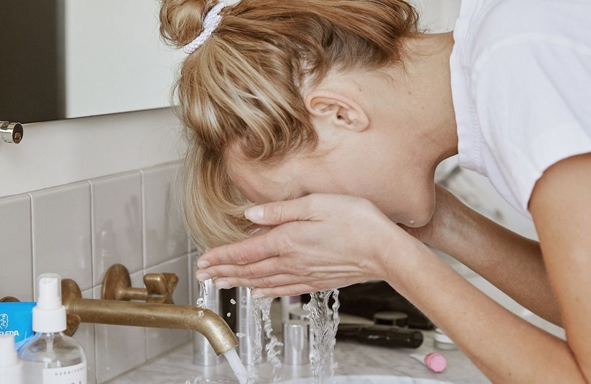 rửa mặt bằng nước ấm hằng ngày có tốt không hình 1.jpg